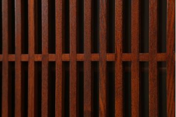 中古　美品　ニレ材　上質な和の空間を演出する格子引き戸の二段重ね水屋箪笥(食器棚、茶箪笥、キャビネット、収納棚、戸棚、店舗什器)(R-071828)