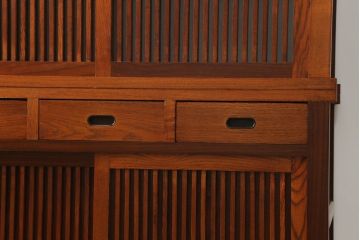 中古　美品　ニレ材　上質な和の空間を演出する格子引き戸の二段重ね水屋箪笥(食器棚、茶箪笥、キャビネット、収納棚、戸棚、店舗什器)(R-071828)