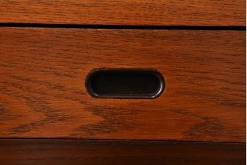 中古　美品　ニレ材　上質な和の空間を演出する格子引き戸の二段重ね水屋箪笥(食器棚、茶箪笥、キャビネット、収納棚、戸棚、店舗什器)(R-071828)