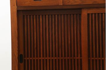 中古　美品　ニレ材　上質な和の空間を演出する格子引き戸の二段重ね水屋箪笥(食器棚、茶箪笥、キャビネット、収納棚、戸棚、店舗什器)(R-071828)