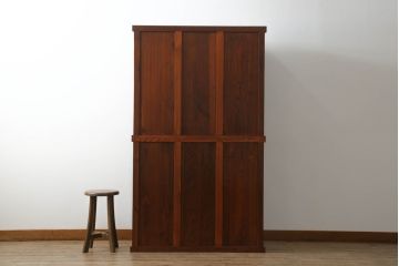 中古　美品　ニレ材　上質な和の空間を演出する格子引き戸の二段重ね水屋箪笥(食器棚、茶箪笥、キャビネット、収納棚、戸棚、店舗什器)(R-071828)