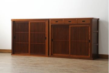 中古　美品　ニレ材　上質な和の空間を演出する格子引き戸の二段重ね水屋箪笥(食器棚、茶箪笥、キャビネット、収納棚、戸棚、店舗什器)(R-071828)