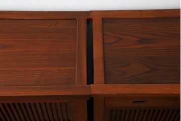 中古　美品　ニレ材　上質な和の空間を演出する格子引き戸の二段重ね水屋箪笥(食器棚、茶箪笥、キャビネット、収納棚、戸棚、店舗什器)(R-071828)