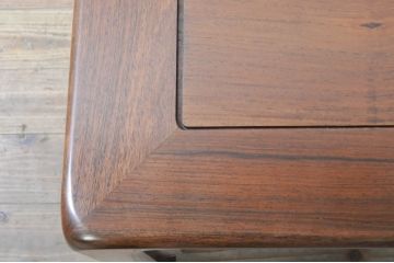 和製ビンテージ　国産　職人手作り　指物工芸家具　総紫檀(シタン)材　丸みを帯びた脚のデザインが柔らかな印象を与える座卓(ローテーブル、センターテーブル、ヴィンテージ)(R-071877)