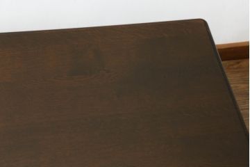 ヨーロッパビンテージ　オーク材　凝った脚のデザインが目を惹く引き出し付きローテーブル(センターテーブル、リビングテーブル、ヴィンテージ)(R-071878)