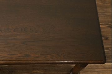 ヨーロッパビンテージ　オーク材　凝った脚のデザインが目を惹く引き出し付きローテーブル(センターテーブル、リビングテーブル、ヴィンテージ)(R-071878)