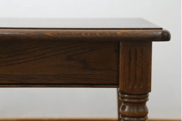 ヨーロッパビンテージ　オーク材　凝った脚のデザインが目を惹く引き出し付きローテーブル(センターテーブル、リビングテーブル、ヴィンテージ)(R-071878)