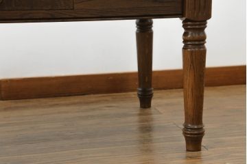 ヨーロッパビンテージ　オーク材　凝った脚のデザインが目を惹く引き出し付きローテーブル(センターテーブル、リビングテーブル、ヴィンテージ)(R-071878)