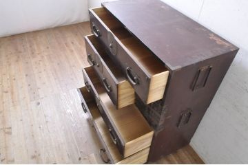 和製アンティーク　前面栗材　漆塗り　趣のある佇まいが魅力的な会津箪笥(和たんす、時代箪笥、収納箪笥、衣装箪笥、引き出し、重ねタンス)(R-071883)
