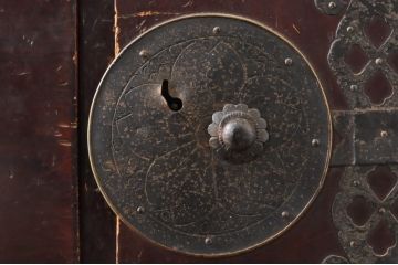 和製アンティーク　前面檜(ヒノキ)材　漆塗り　趣のある佇まいが魅力的な会津箪笥(和たんす、時代箪笥、収納箪笥、衣装箪笥、引き出し、重ねタンス)(R-071886)