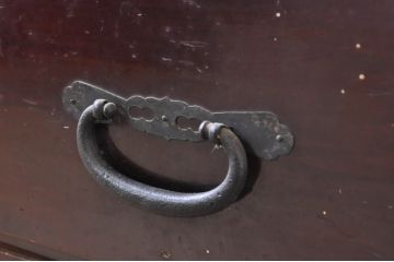 和製アンティーク　前面檜(ヒノキ)材　漆塗り　趣のある佇まいが魅力的な会津箪笥ローボード(和たんす、時代箪笥、収納箪笥、衣装箪笥、引き出し、ローチェスト、テレビ台、テレビボード)(R-071888)