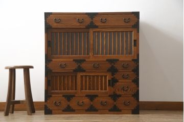 中古　超美品　新古品　ニレ材無垢材　上品な佇まいが魅力の重厚な収納箪笥(茶箪笥、食器棚、サイドボード、水屋箪笥)(R-071889)