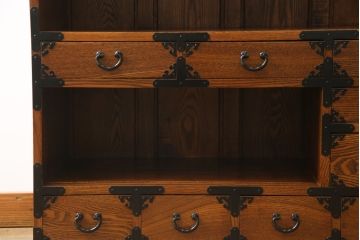 中古　超美品　新古品　ニレ材無垢材　上品な佇まいが魅力の重厚な収納箪笥(茶箪笥、食器棚、サイドボード、水屋箪笥)(R-071889)