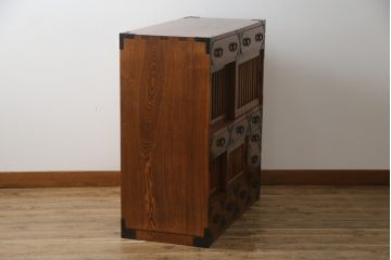 中古　超美品　新古品　ニレ材無垢材　上品な佇まいが魅力の重厚な収納箪笥(茶箪笥、食器棚、サイドボード、水屋箪笥)(R-071889)