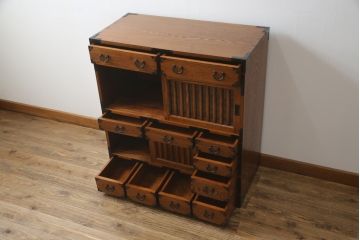 中古　超美品　新古品　ニレ材無垢材　上品な佇まいが魅力の重厚な収納箪笥(茶箪笥、食器棚、サイドボード、水屋箪笥)(R-071889)