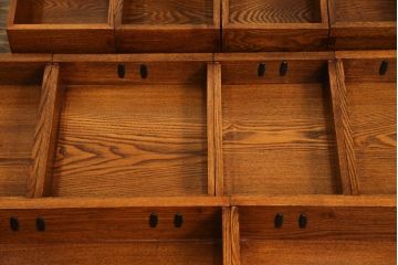 中古　超美品　新古品　ニレ材無垢材　上品な佇まいが魅力の重厚な収納箪笥(茶箪笥、食器棚、サイドボード、水屋箪笥)(R-071889)
