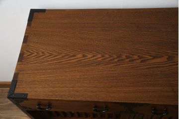 中古　超美品　新古品　ニレ材無垢材　上品な佇まいが魅力の重厚な収納箪笥(茶箪笥、食器棚、サイドボード、水屋箪笥)(R-071889)