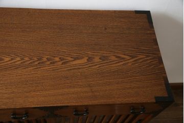 中古　超美品　新古品　ニレ材無垢材　上品な佇まいが魅力の重厚な収納箪笥(茶箪笥、食器棚、サイドボード、水屋箪笥)(R-071889)