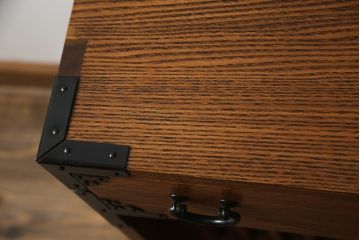 中古　超美品　新古品　ニレ材無垢材　上品な佇まいが魅力の重厚な収納箪笥(茶箪笥、食器棚、サイドボード、水屋箪笥)(R-071889)