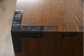 中古　超美品　新古品　ニレ材無垢材　上品な佇まいが魅力の重厚な収納箪笥(茶箪笥、食器棚、サイドボード、水屋箪笥)(R-071889)