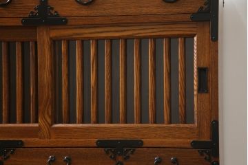 中古　超美品　新古品　ニレ材無垢材　上品な佇まいが魅力の重厚な収納箪笥(茶箪笥、食器棚、サイドボード、水屋箪笥)(R-071889)