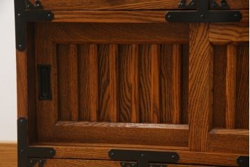 中古　超美品　新古品　ニレ材無垢材　上品な佇まいが魅力の重厚な収納箪笥(茶箪笥、食器棚、サイドボード、水屋箪笥)(R-071889)