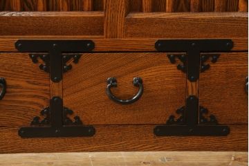 中古　超美品　新古品　ニレ材無垢材　上品な佇まいが魅力の重厚な収納箪笥(茶箪笥、食器棚、サイドボード、水屋箪笥)(R-071889)