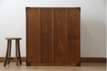 中古　超美品　新古品　ニレ材無垢材　上品な佇まいが魅力の重厚な収納箪笥(茶箪笥、食器棚、サイドボード、水屋箪笥)(R-071889)