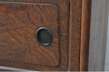 和製アンティーク　前面欅(ケヤキ)材　玉杢　筆返し天板　上品な佇まいが魅力の茶箪笥(茶棚、違い棚、飾り棚、収納棚、戸棚、キャビネット)(R-071890)