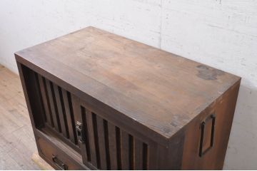 和製アンティーク　珍品!!　前面栗材　縦桟引き戸のモダンな帳場小箪笥(帳場箪笥、銭戸棚、時代箪笥、収納タンス、整理たんす、サイドボード、引き出し)(R-071891)