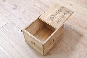和製アンティーク　珍品!!　前面栗材　縦桟引き戸のモダンな帳場小箪笥(帳場箪笥、銭戸棚、時代箪笥、収納タンス、整理たんす、サイドボード、引き出し)(R-071891)