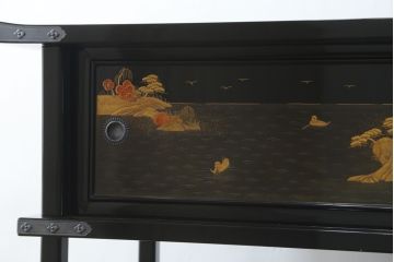 中古　超美品　輪島塗り　漆芸作家　柿木章作　風景の細やかな描写に惹き込まれる飾り棚(茶棚、違い棚、収納棚、戸棚)(定価約1000万円超)(R-071892)