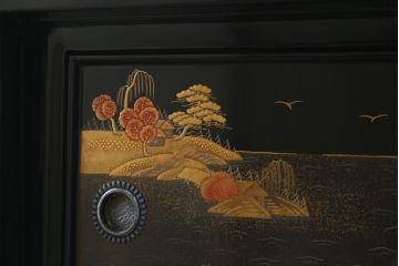 中古　超美品　輪島塗り　漆芸作家　柿木章作　風景の細やかな描写に惹き込まれる飾り棚(茶棚、違い棚、収納棚、戸棚)(定価約1000万円超)(R-071892)