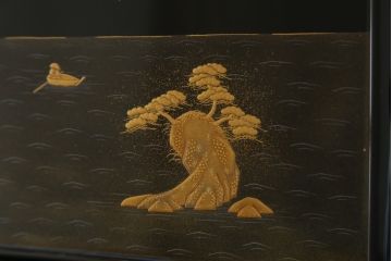 中古　超美品　輪島塗り　漆芸作家　柿木章作　風景の細やかな描写に惹き込まれる飾り棚(茶棚、違い棚、収納棚、戸棚)(定価約1000万円超)(R-071892)