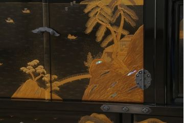 中古　超美品　輪島塗り　漆芸作家　柿木章作　風景の細やかな描写に惹き込まれる飾り棚(茶棚、違い棚、収納棚、戸棚)(定価約1000万円超)(R-071892)