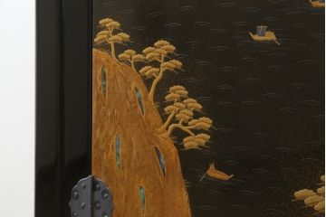 中古　超美品　輪島塗り　漆芸作家　柿木章作　風景の細やかな描写に惹き込まれる飾り棚(茶棚、違い棚、収納棚、戸棚)(定価約1000万円超)(R-071892)