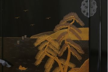 中古　超美品　輪島塗り　漆芸作家　柿木章作　風景の細やかな描写に惹き込まれる飾り棚(茶棚、違い棚、収納棚、戸棚)(定価約1000万円超)(R-071892)