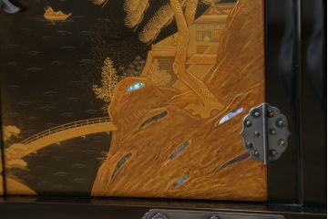 中古　超美品　輪島塗り　漆芸作家　柿木章作　風景の細やかな描写に惹き込まれる飾り棚(茶棚、違い棚、収納棚、戸棚)(定価約1000万円超)(R-071892)