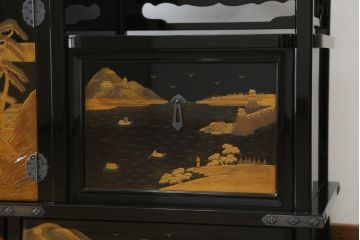 中古　超美品　輪島塗り　漆芸作家　柿木章作　風景の細やかな描写に惹き込まれる飾り棚(茶棚、違い棚、収納棚、戸棚)(定価約1000万円超)(R-071892)