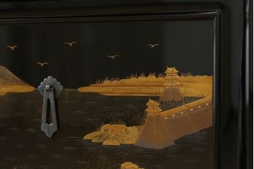 中古　超美品　輪島塗り　漆芸作家　柿木章作　風景の細やかな描写に惹き込まれる飾り棚(茶棚、違い棚、収納棚、戸棚)(定価約1000万円超)(R-071892)