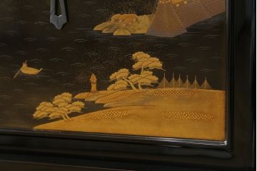 中古　超美品　輪島塗り　漆芸作家　柿木章作　風景の細やかな描写に惹き込まれる飾り棚(茶棚、違い棚、収納棚、戸棚)(定価約1000万円超)(R-071892)