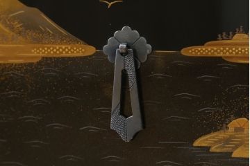中古　超美品　輪島塗り　漆芸作家　柿木章作　風景の細やかな描写に惹き込まれる飾り棚(茶棚、違い棚、収納棚、戸棚)(定価約1000万円超)(R-071892)