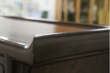 和製ビンテージ　紫檀(シタン)材　艶のある木の質感と深い色味が魅力的な飾り棚(茶棚、違い棚、戸棚、収納棚、ヴィンテージ)(R-071893)
