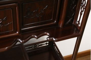 和製ビンテージ　紫檀(シタン)材　艶のある木の質感と深い色味が魅力的な飾り棚(茶棚、違い棚、戸棚、収納棚、ヴィンテージ)(R-071893)