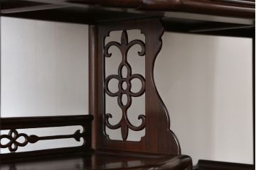 和製ビンテージ　紫檀(シタン)材　艶のある木の質感と深い色味が魅力的な飾り棚(茶棚、違い棚、戸棚、収納棚、ヴィンテージ)(R-071893)