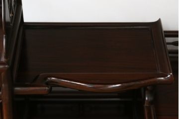 和製ビンテージ　紫檀(シタン)材　艶のある木の質感と深い色味が魅力的な飾り棚(茶棚、違い棚、戸棚、収納棚、ヴィンテージ)(R-071893)