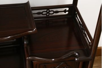 和製ビンテージ　紫檀(シタン)材　艶のある木の質感と深い色味が魅力的な飾り棚(茶棚、違い棚、戸棚、収納棚、ヴィンテージ)(R-071893)