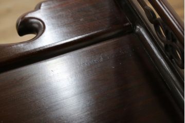 和製ビンテージ　紫檀(シタン)材　艶のある木の質感と深い色味が魅力的な飾り棚(茶棚、違い棚、戸棚、収納棚、ヴィンテージ)(R-071893)