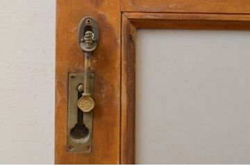 アンティーク建具 ペイント仕上げ限定 昭和レトロな雰囲気を高める銀モールガラス入り引き戸1枚(ガラス戸)(R-071896)