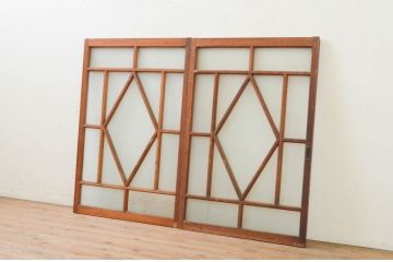 アンティーク建具　大正ロマン　菱形デザイン　ノスタルジックな雰囲気漂うガラス窓2枚セット(引き戸、ガラス戸)(R-071918)